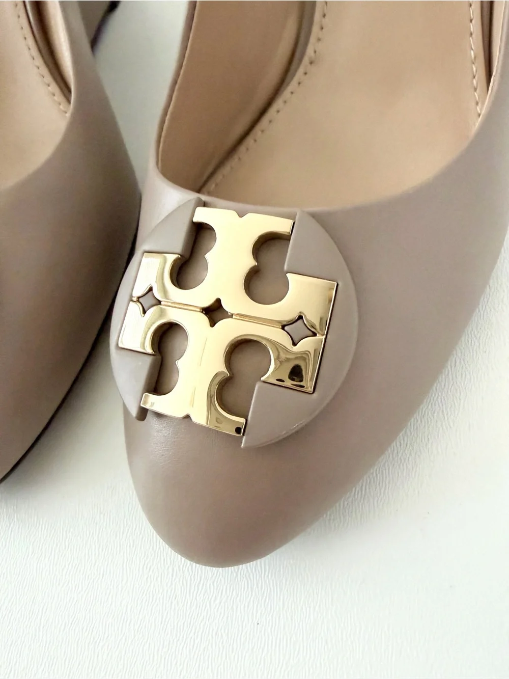 TORY BURCH | Luna Wedge Pumps French Gray Leather Logo Medallion Heels Size 7.5